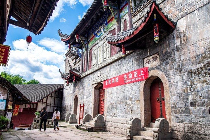 《欢乐颂》中樊胜美的家人那么讨厌，为什么她不摆脱自己的原生家庭？